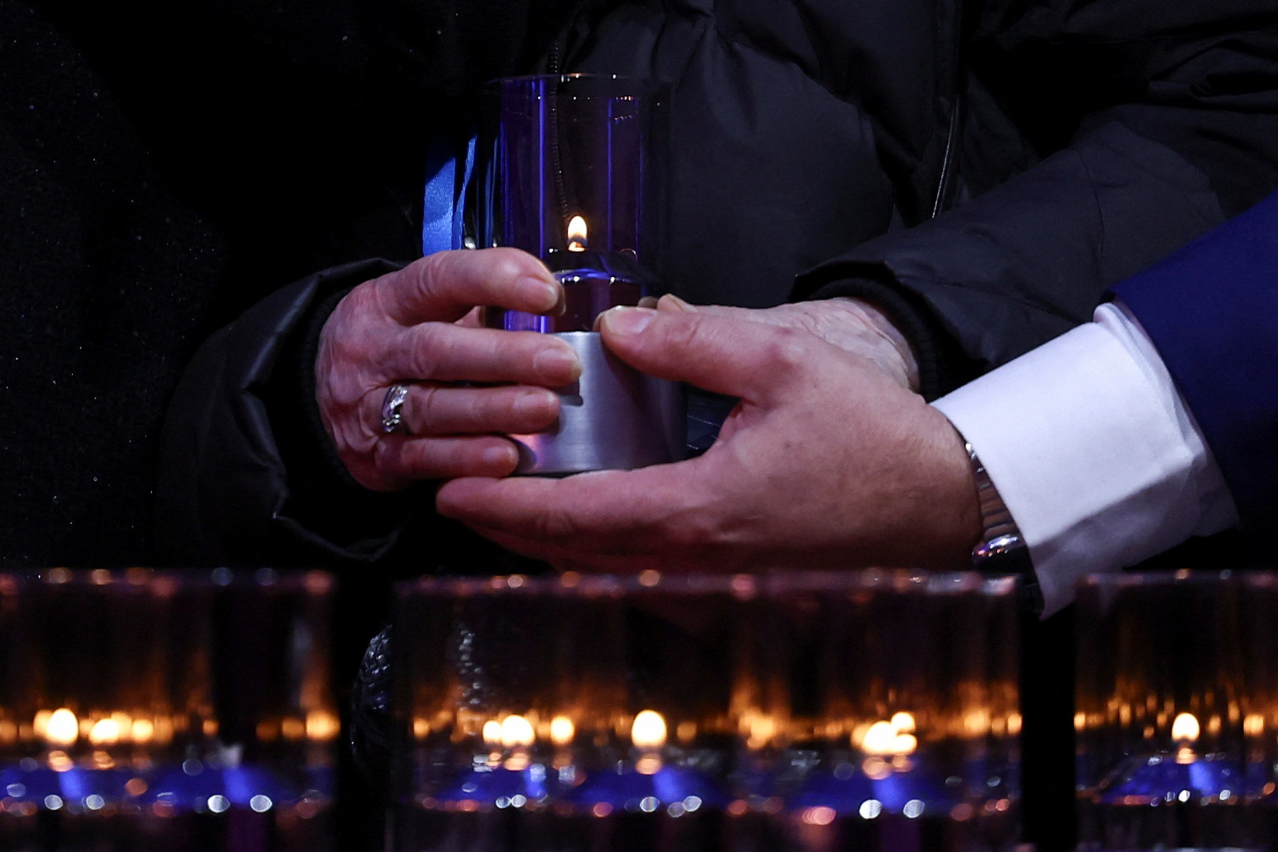 Virágok és gyertyák a Halálfal előtt