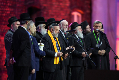 Virágok és gyertyák a Halálfal előtt