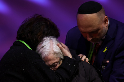 Virágok és gyertyák a Halálfal előtt