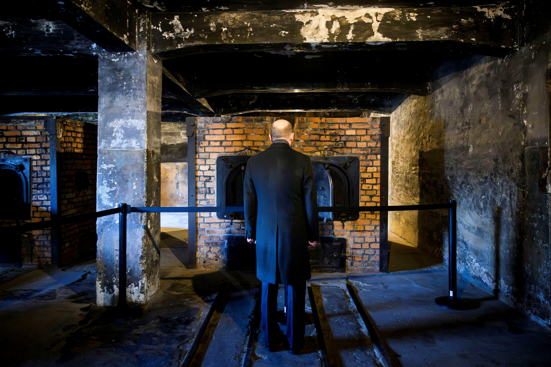 Virágok és gyertyák a Halálfal előtt