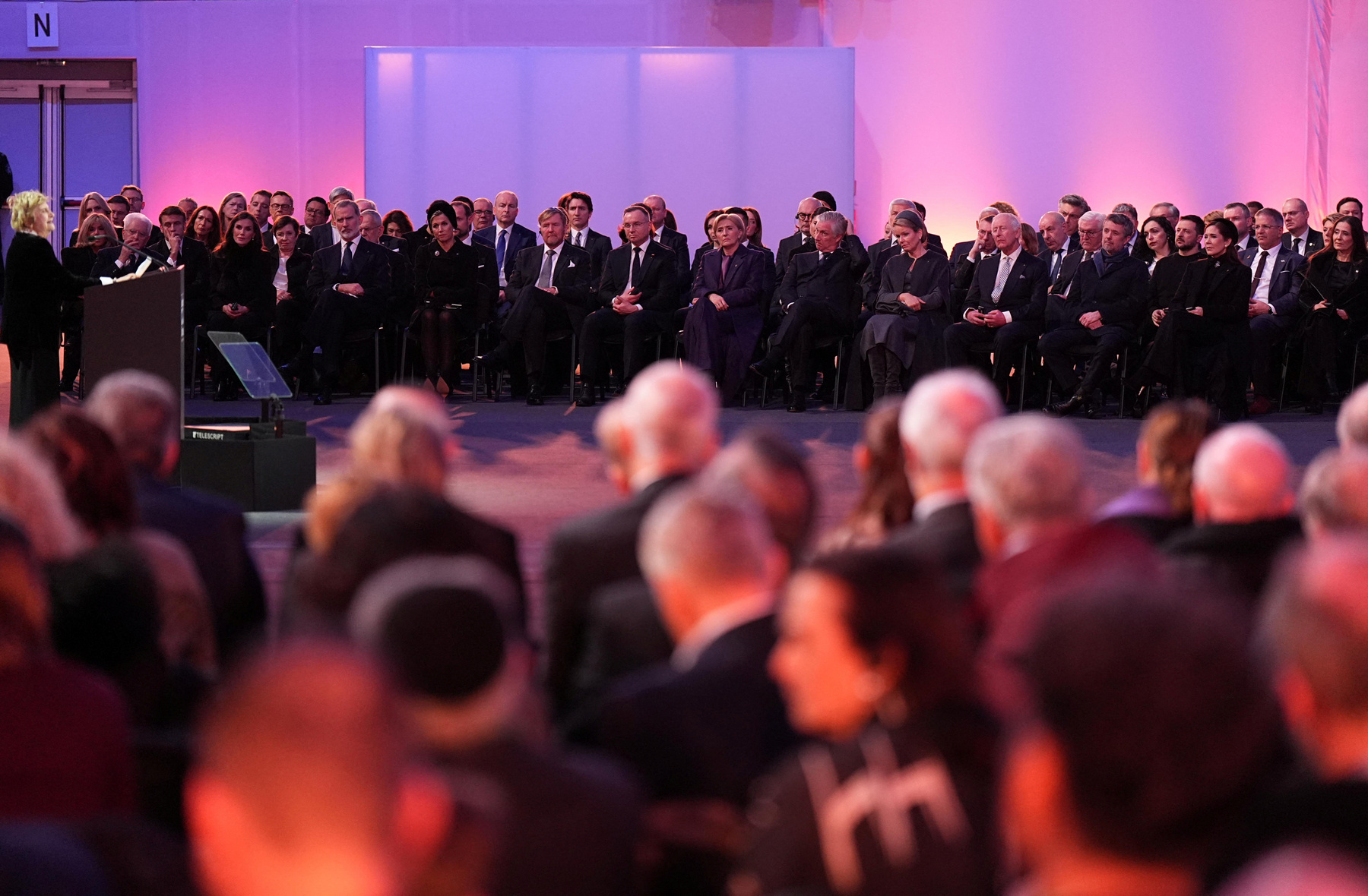 Virágok és gyertyák a Halálfal előtt