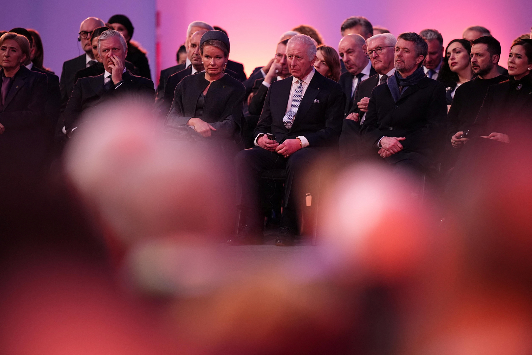 Virágok és gyertyák a Halálfal előtt