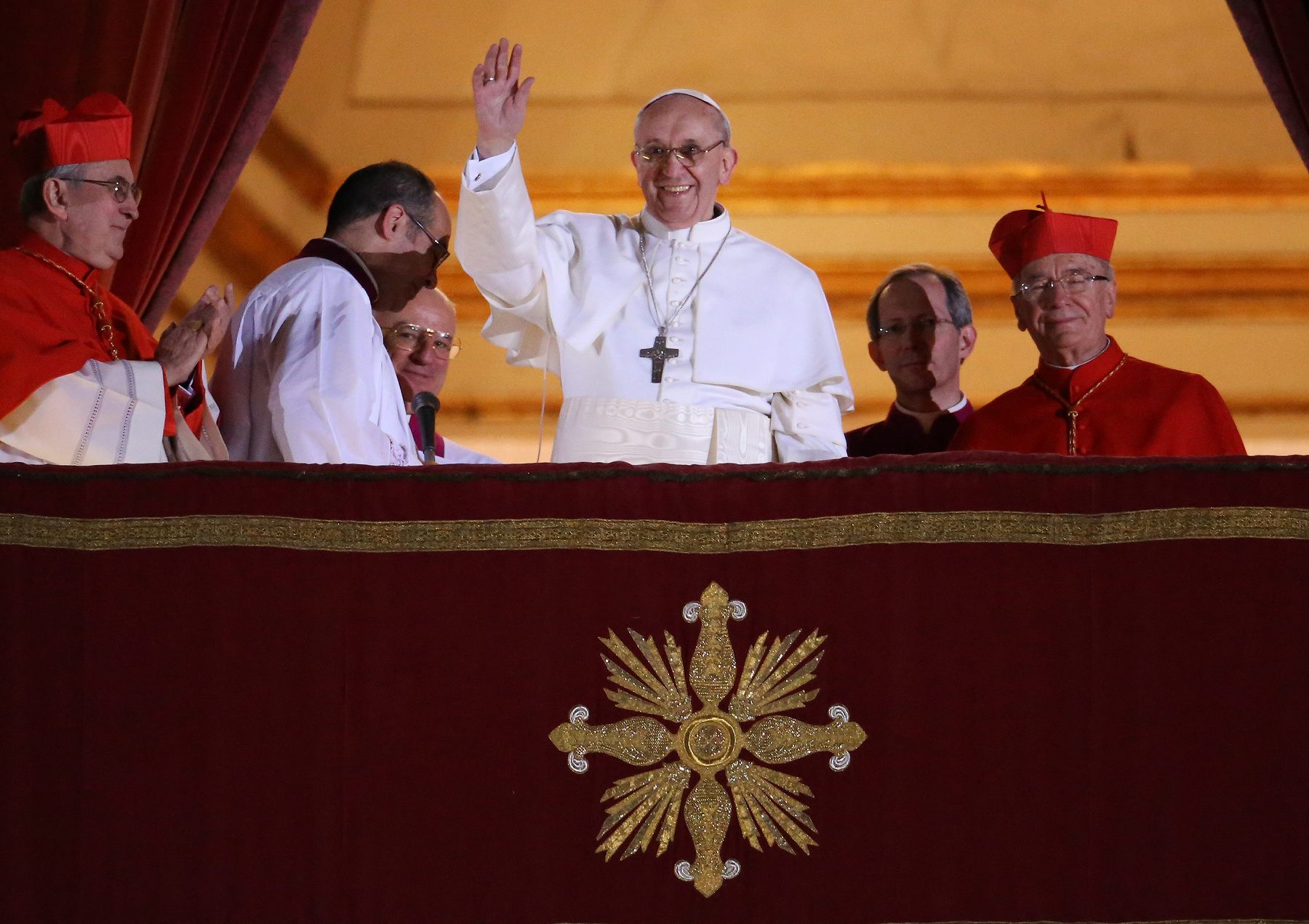 Vatikán, 2024. november 24. Ferenc pápa integet a Szent Péter téren összegyűlt híveknek a vasárnapi Angelus áldása alatt az ifjúsági világnapon