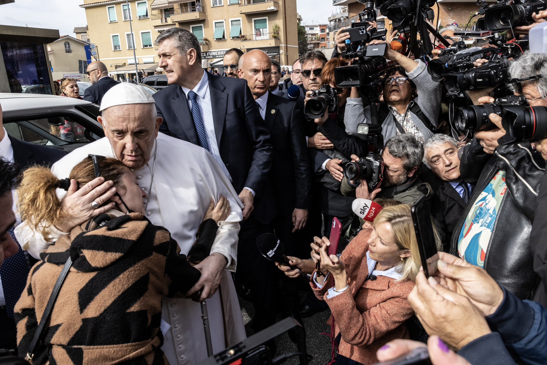 Vatikán, 2024. november 24. Ferenc pápa integet a Szent Péter téren összegyűlt híveknek a vasárnapi Angelus áldása alatt az ifjúsági világnapon