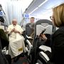 Budapest, Magyarország, 2023. április 30. Ferenc pápa beszél a vele utazó újságíróknak a magyarországi apostoli útjáról Rómába tartó repülőjáraton