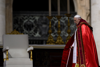 Vatikán, 2024. november 24. Ferenc pápa integet a Szent Péter téren összegyűlt híveknek a vasárnapi Angelus áldása alatt az ifjúsági világnapon