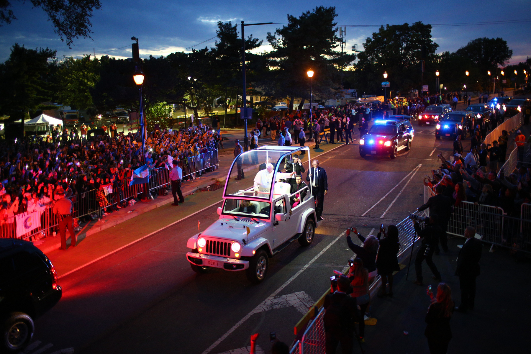 Vatikán, 2024. november 24. Ferenc pápa integet a Szent Péter téren összegyűlt híveknek a vasárnapi Angelus áldása alatt az ifjúsági világnapon