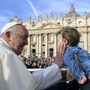 Vatikán, 2024. október 9. Ferenc pápa köszönti a Szent Péter téren összegyűlt gyermekeket a heti általános audiencián