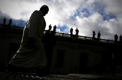 Vatikán, 2024. november 24. Ferenc pápa integet a Szent Péter téren összegyűlt híveknek a vasárnapi Angelus áldása alatt az ifjúsági világnapon