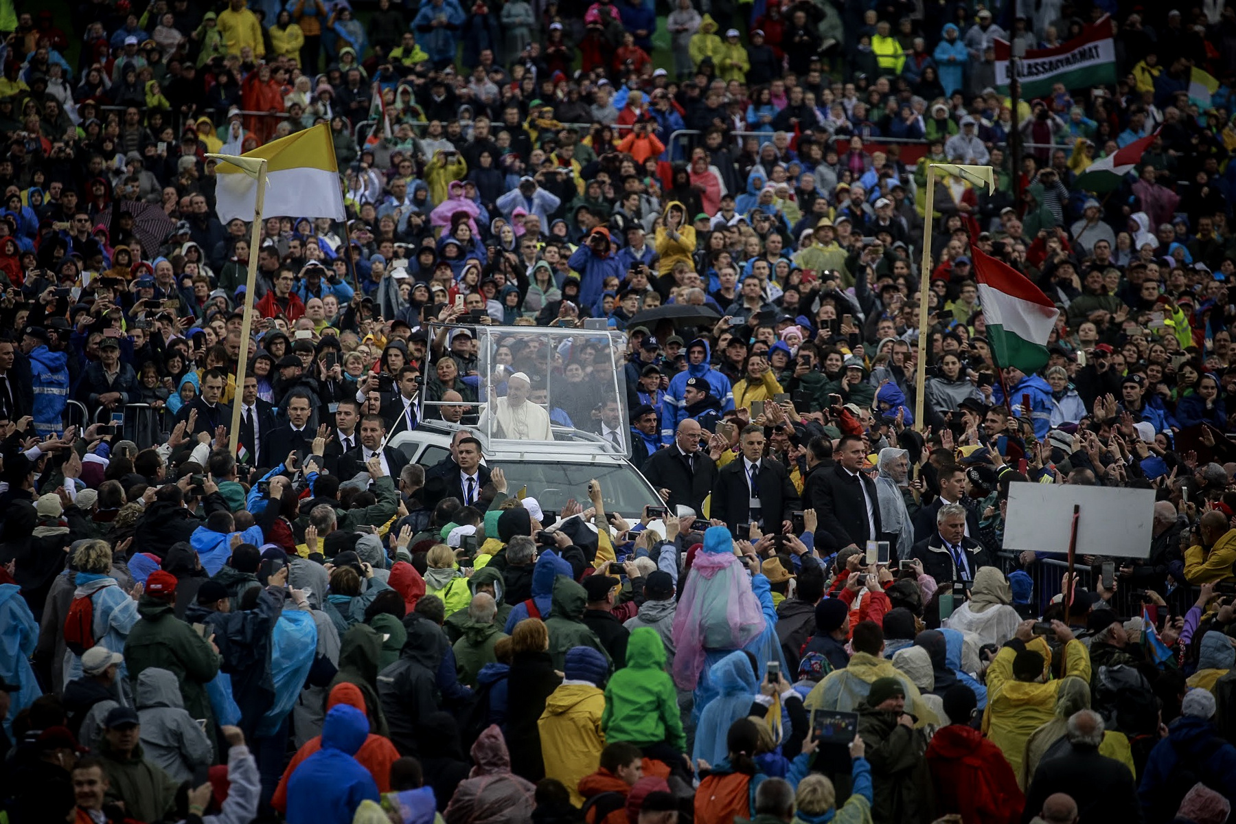 Vatikán, 2024. november 24. Ferenc pápa integet a Szent Péter téren összegyűlt híveknek a vasárnapi Angelus áldása alatt az ifjúsági világnapon