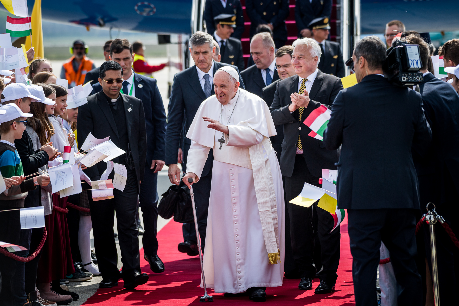 Vatikán, 2024. november 24. Ferenc pápa integet a Szent Péter téren összegyűlt híveknek a vasárnapi Angelus áldása alatt az ifjúsági világnapon