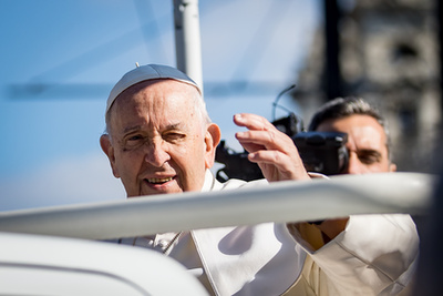 Vatikán, 2024. november 24. Ferenc pápa integet a Szent Péter téren összegyűlt híveknek a vasárnapi Angelus áldása alatt az ifjúsági világnapon