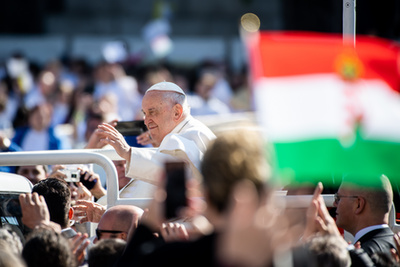 Vatikán, 2024. november 24. Ferenc pápa integet a Szent Péter téren összegyűlt híveknek a vasárnapi Angelus áldása alatt az ifjúsági világnapon
