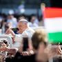 Budapest, Magyarország, 2023. április 30. Ferenc pápa érkezik szentmiséjére pápamobilján a Parlament előtti Kossuth térre  