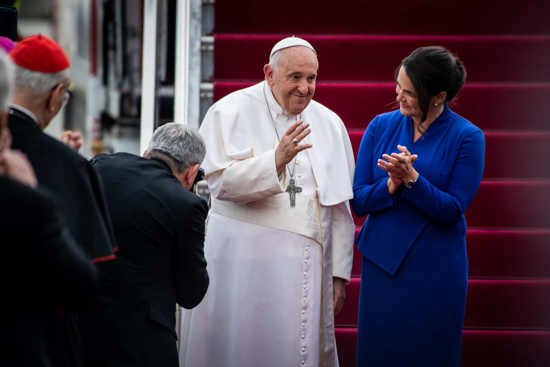 Vatikán, 2024. november 24. Ferenc pápa integet a Szent Péter téren összegyűlt híveknek a vasárnapi Angelus áldása alatt az ifjúsági világnapon