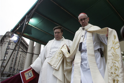 Vatikán, 2024. november 24. Ferenc pápa integet a Szent Péter téren összegyűlt híveknek a vasárnapi Angelus áldása alatt az ifjúsági világnapon