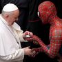 Vatikán, 2021. június 23. Ferenc pápa egy Pókember-maszkot kap ajándékba Mattia Villarditától, egy Pókember-jelmezes fiatalembertől, aki kórházak gyermekosztályain dolgozik