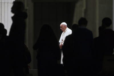 Vatikán, 2024. november 24. Ferenc pápa integet a Szent Péter téren összegyűlt híveknek a vasárnapi Angelus áldása alatt az ifjúsági világnapon