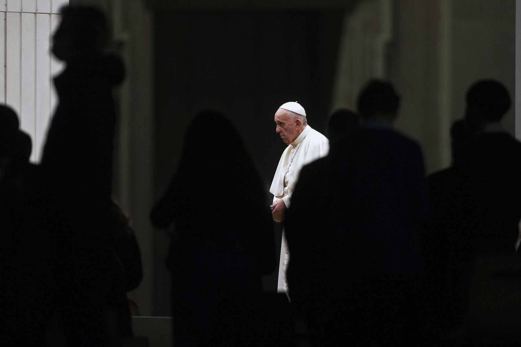 Vatikán, 2024. november 24. Ferenc pápa integet a Szent Péter téren összegyűlt híveknek a vasárnapi Angelus áldása alatt az ifjúsági világnapon