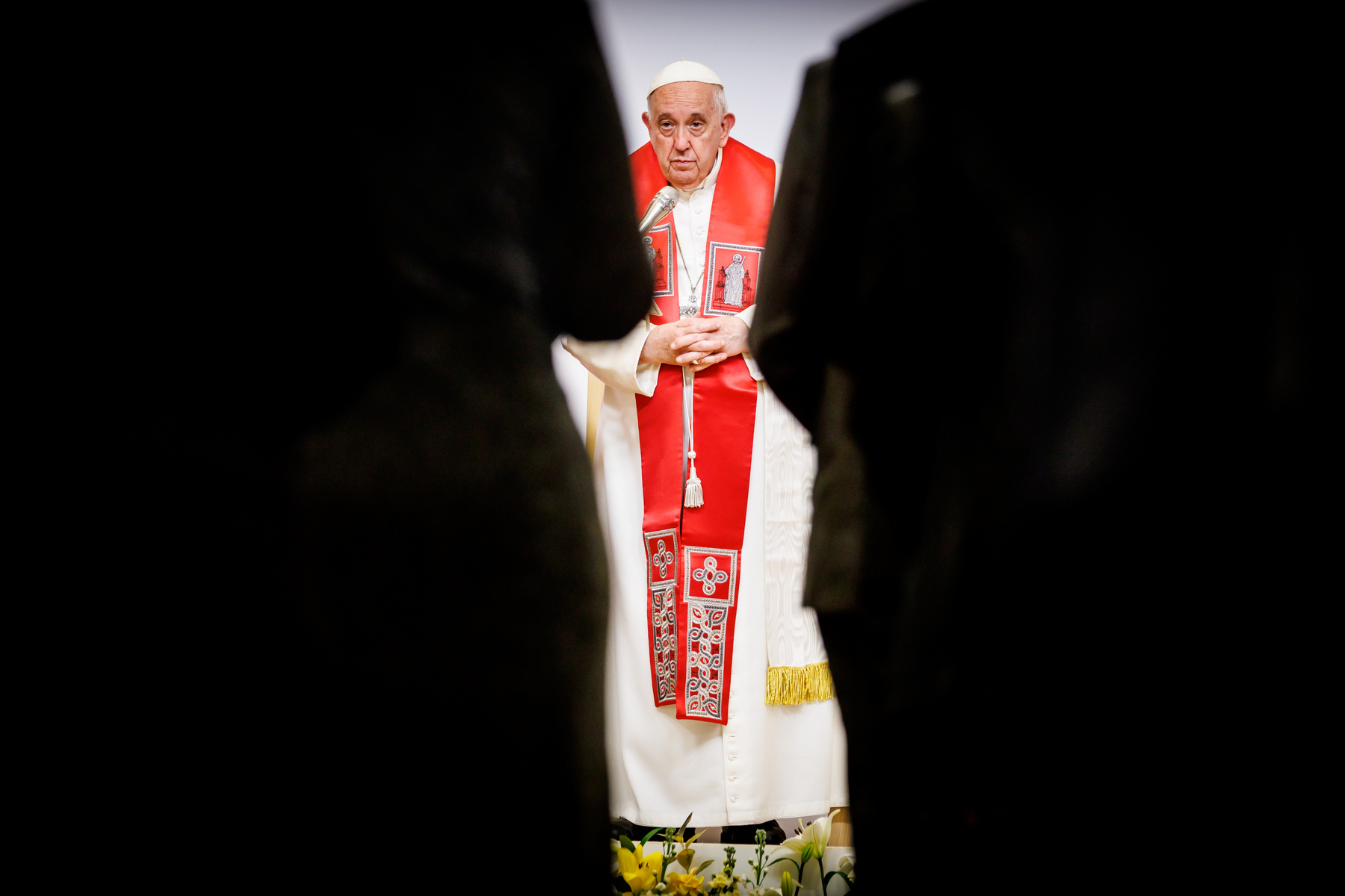 Vatikán, 2024. november 24. Ferenc pápa integet a Szent Péter téren összegyűlt híveknek a vasárnapi Angelus áldása alatt az ifjúsági világnapon