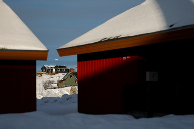 Egy hajó a Sermitsiaq-sziget mellett Grönlandon 2025. február 10-én