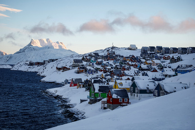 Egy hajó a Sermitsiaq-sziget mellett Grönlandon 2025. február 10-én