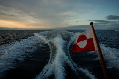 Egy hajó a Sermitsiaq-sziget mellett Grönlandon 2025. február 10-én