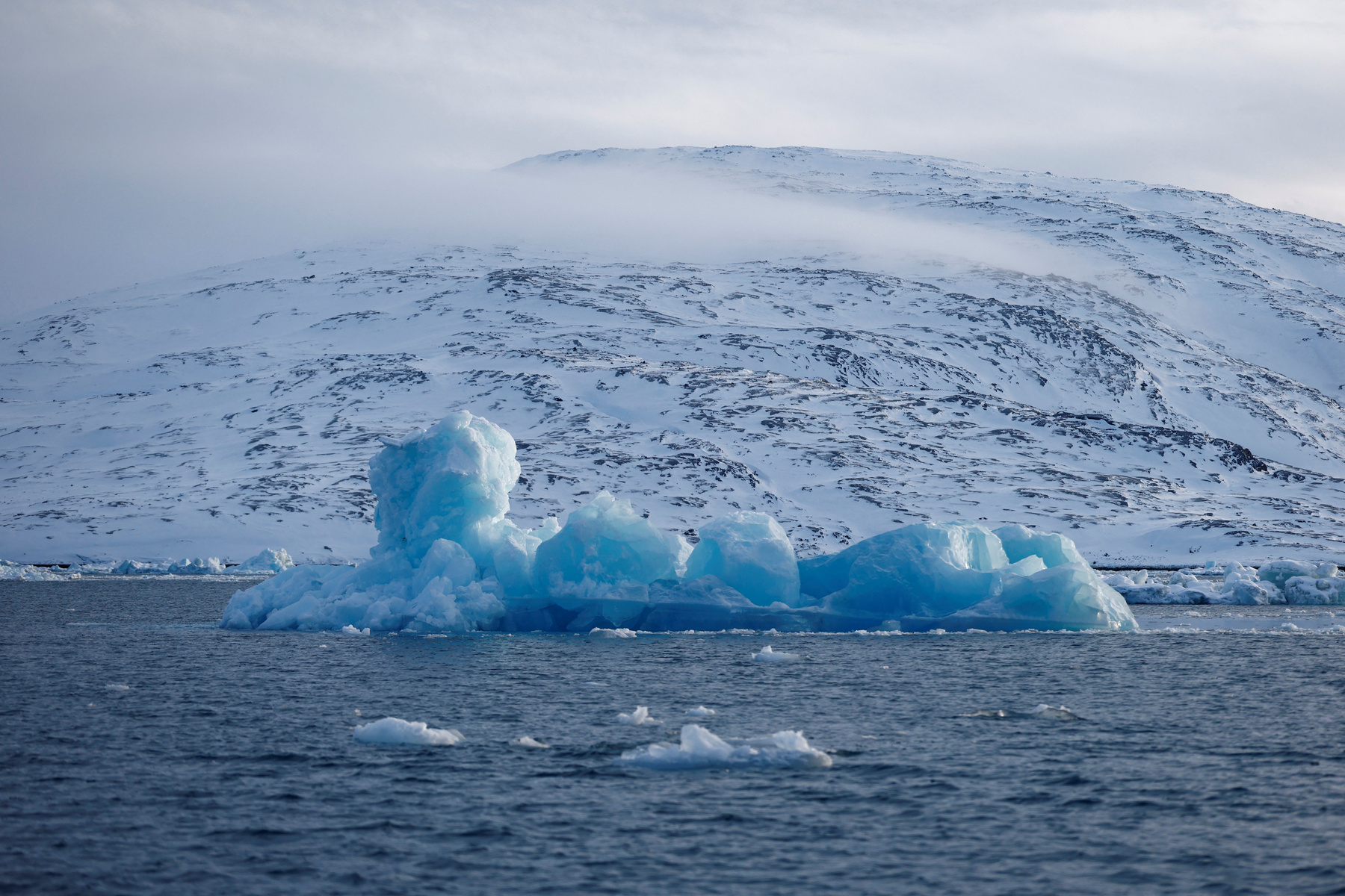 Egy hajó a Sermitsiaq-sziget mellett Grönlandon 2025. február 10-én