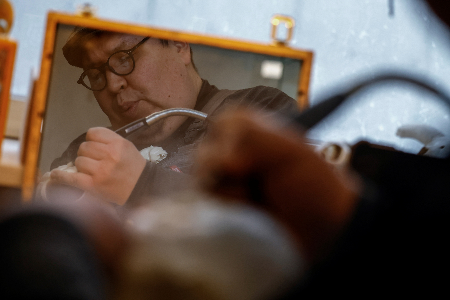 Egy hajó a Sermitsiaq-sziget mellett Grönlandon 2025. február 10-én