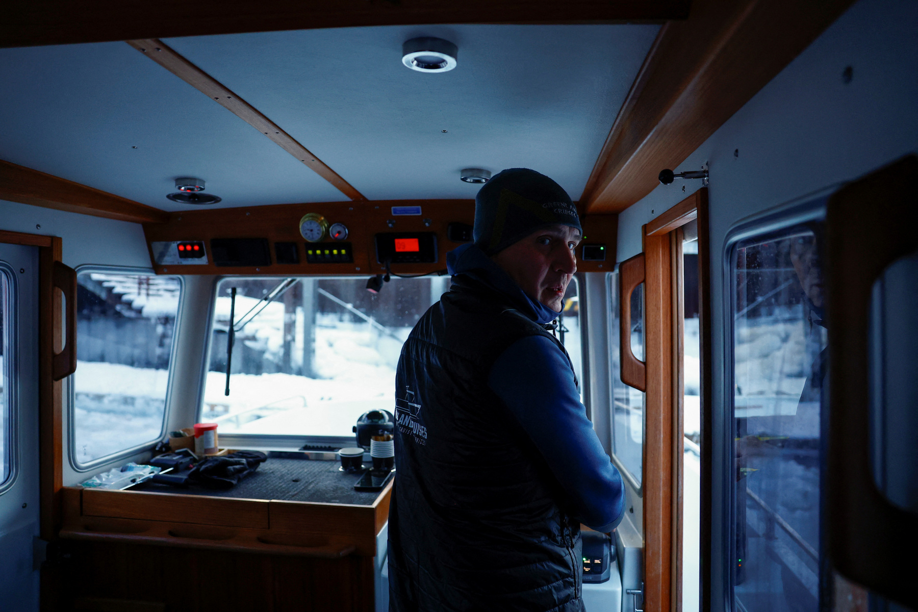 Egy hajó a Sermitsiaq-sziget mellett Grönlandon 2025. február 10-én