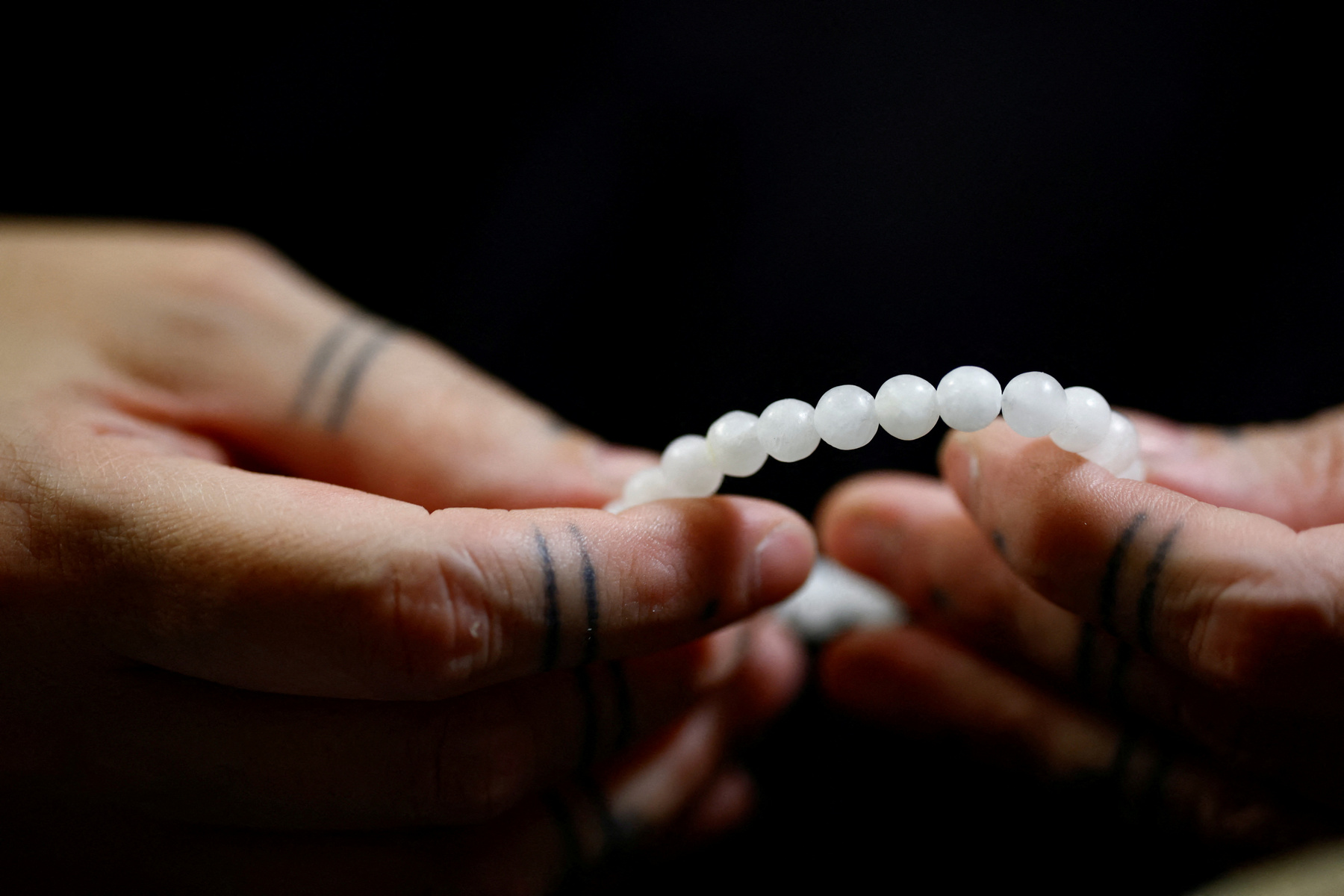 Egy hajó a Sermitsiaq-sziget mellett Grönlandon 2025. február 10-én