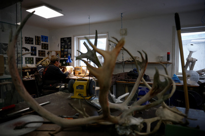 Egy hajó a Sermitsiaq-sziget mellett Grönlandon 2025. február 10-én