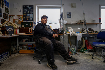 Egy hajó a Sermitsiaq-sziget mellett Grönlandon 2025. február 10-én