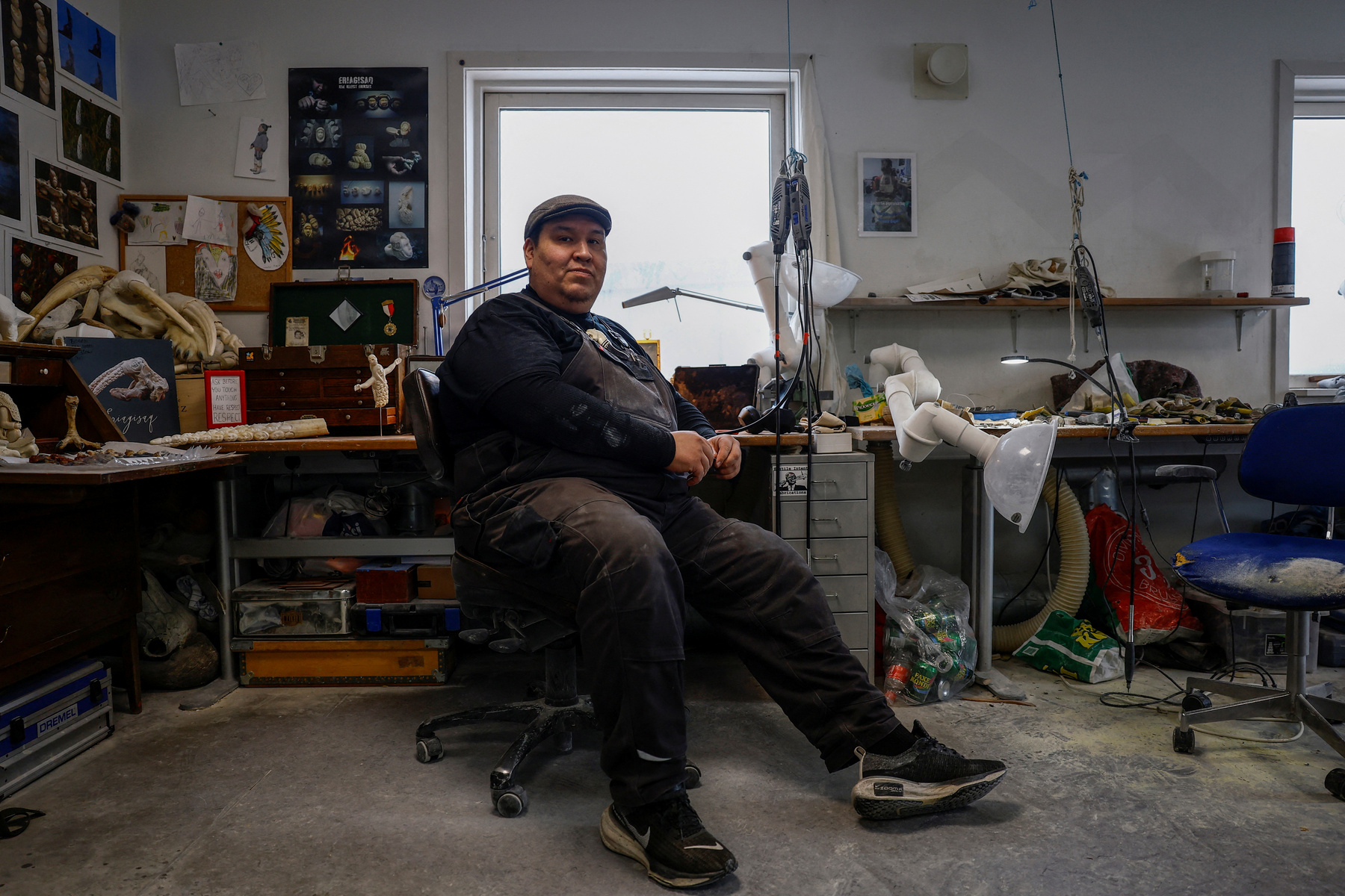 Egy hajó a Sermitsiaq-sziget mellett Grönlandon 2025. február 10-én