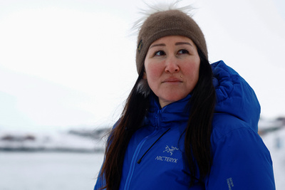 Egy hajó a Sermitsiaq-sziget mellett Grönlandon 2025. február 10-én