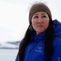 Qupanuk Olsen, grönlandi tartalomgyártó, a Naleraq párt jelöltje Nuukban, Grönlandon 2025. február 11-én