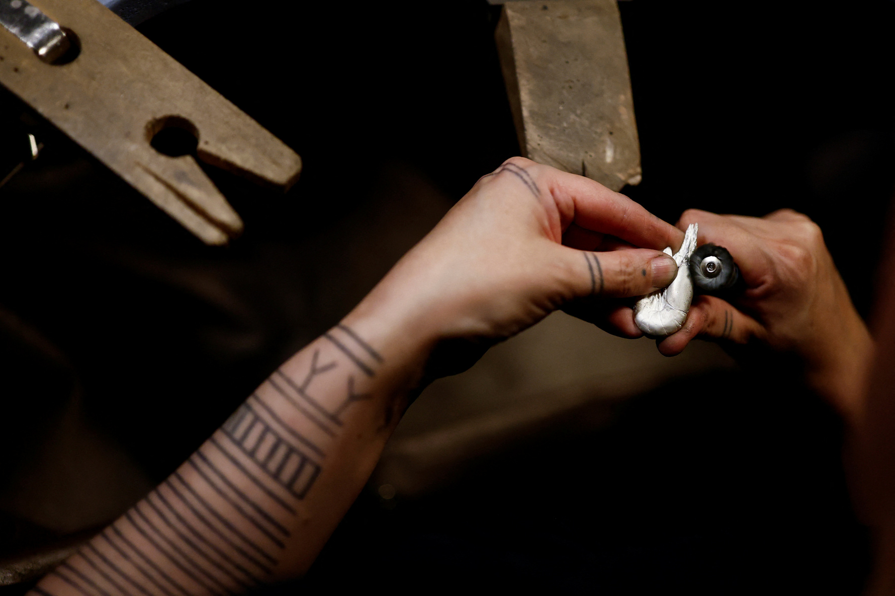 Egy hajó a Sermitsiaq-sziget mellett Grönlandon 2025. február 10-én