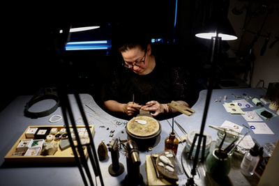 Egy hajó a Sermitsiaq-sziget mellett Grönlandon 2025. február 10-én