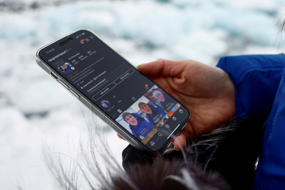 Egy hajó a Sermitsiaq-sziget mellett Grönlandon 2025. február 10-én