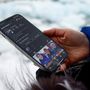 Qupanuk Olsen, grönlandi tartalomgyártó, a Naleraq párt jelöltje, Instagram-fiókját mutatja Nuukban, Grönlandon 2025. február 11-én