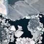 Egy hajó a Sermitsiaq-sziget mellett Grönlandon 2025. február 10-én