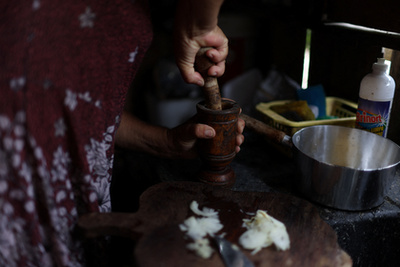 Raquel Quirino de Oliveira, bába tartja újszülött unokahúgát, Mavit Tefében, Brazíliában 2024. október 19-én