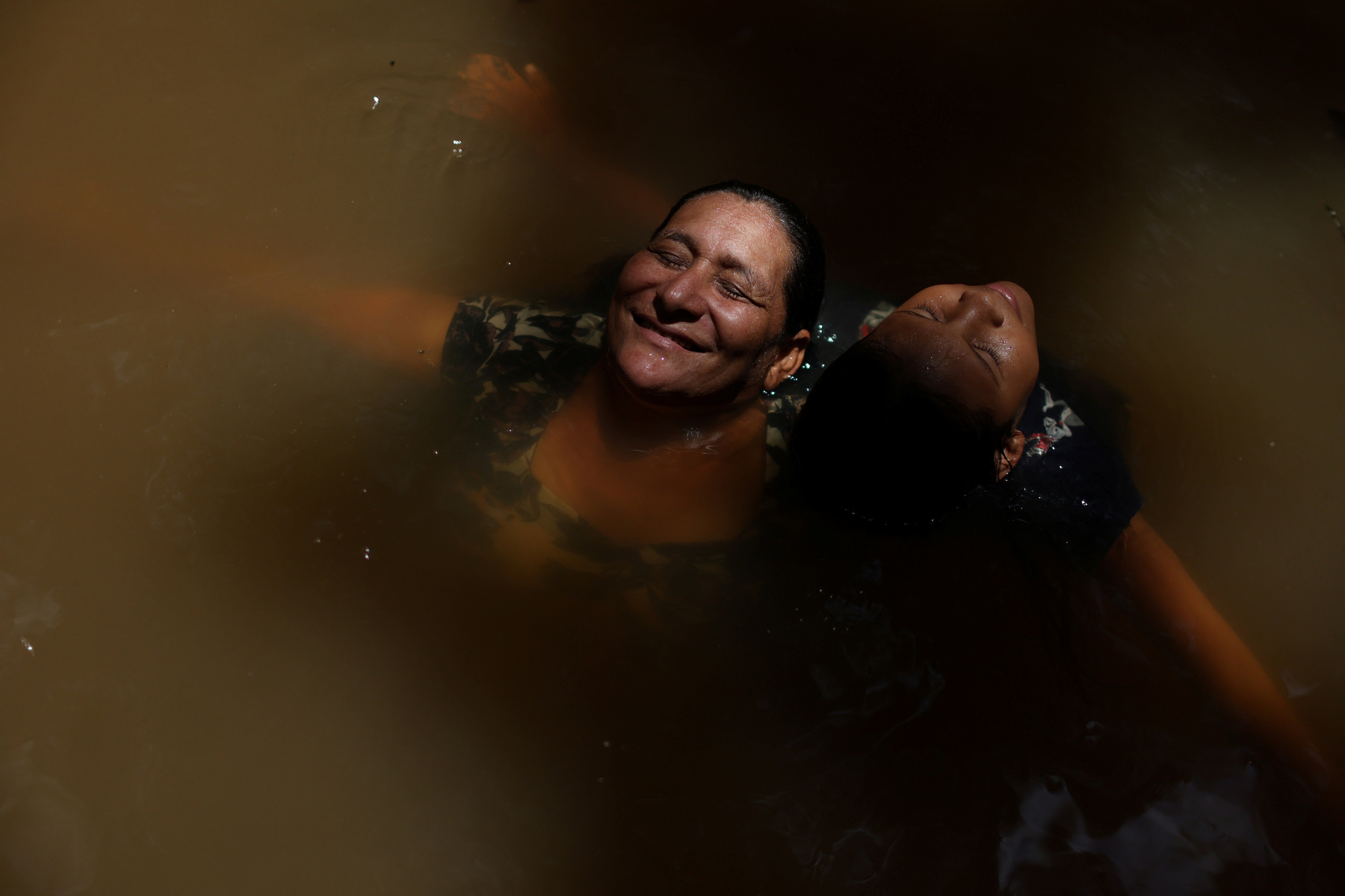 Raquel Quirino de Oliveira, bába tartja újszülött unokahúgát, Mavit Tefében, Brazíliában 2024. október 19-én