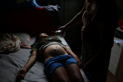 Raquel Quirino de Oliveira, bába tartja újszülött unokahúgát, Mavit Tefében, Brazíliában 2024. október 19-én