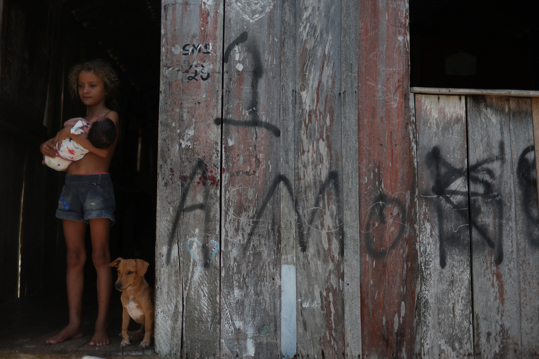 Raquel Quirino de Oliveira, bába tartja újszülött unokahúgát, Mavit Tefében, Brazíliában 2024. október 19-én