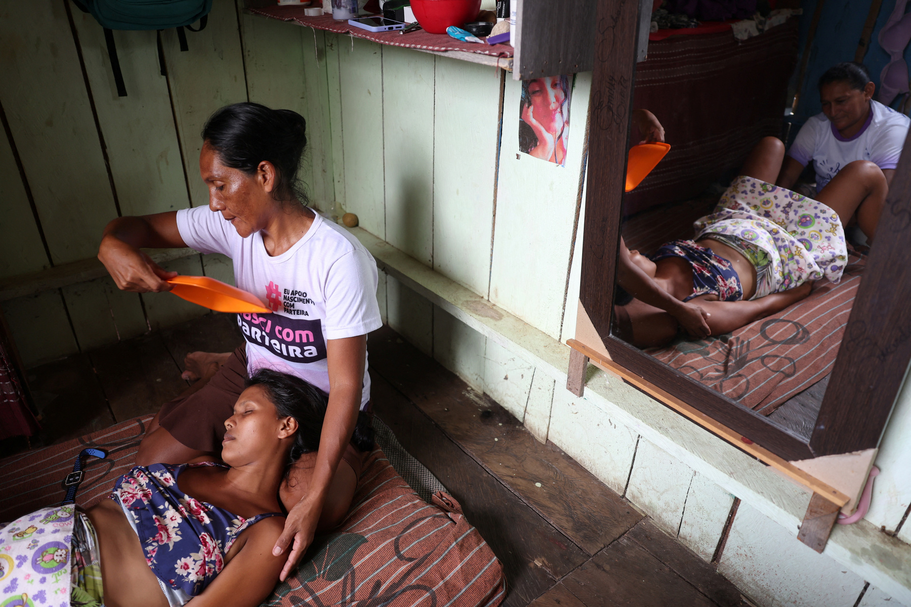 Raquel Quirino de Oliveira, bába tartja újszülött unokahúgát, Mavit Tefében, Brazíliában 2024. október 19-én