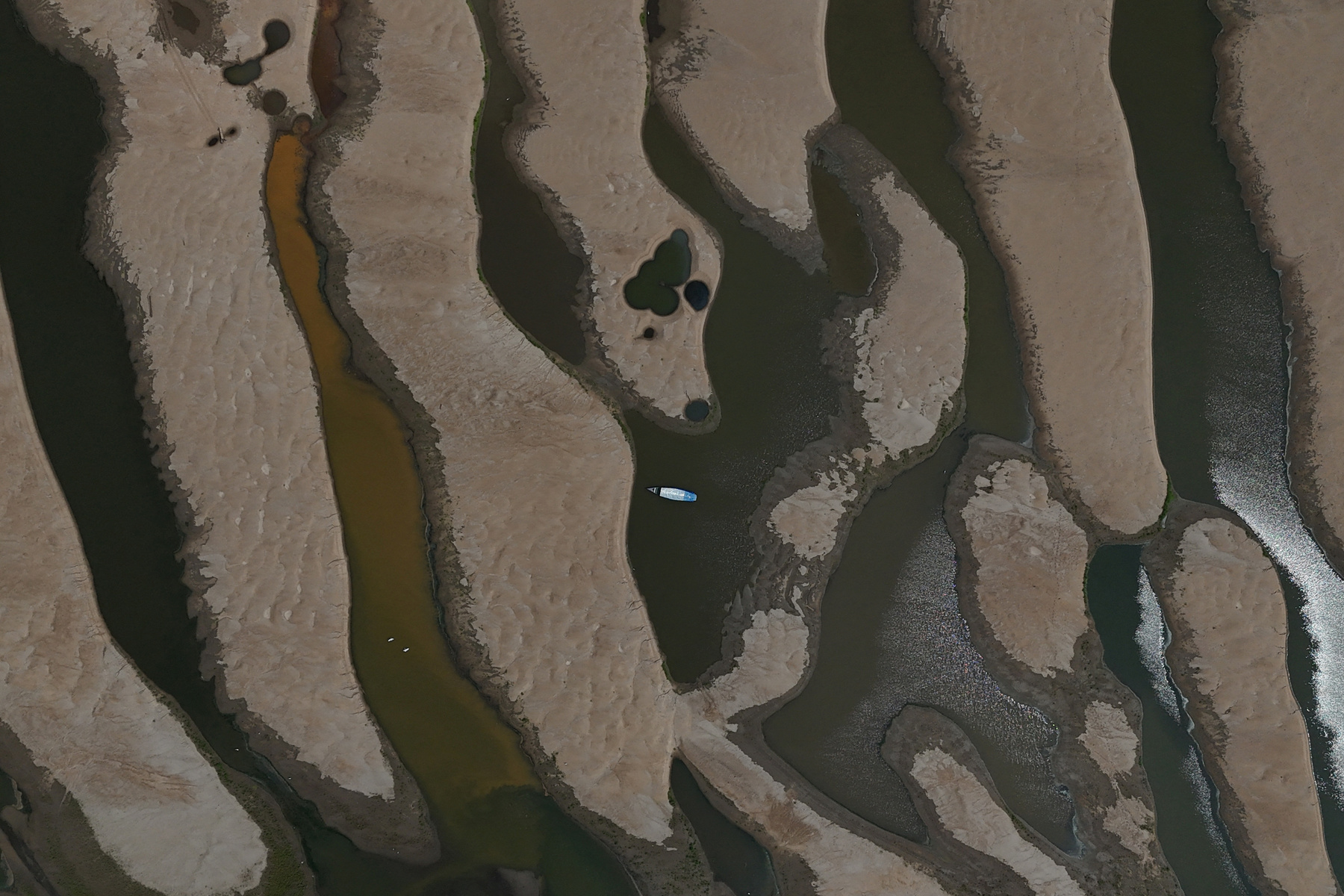 Raquel Quirino de Oliveira, bába tartja újszülött unokahúgát, Mavit Tefében, Brazíliában 2024. október 19-én