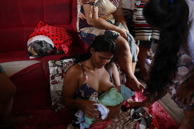 Raquel Quirino de Oliveira, bába tartja újszülött unokahúgát, Mavit Tefében, Brazíliában 2024. október 19-én