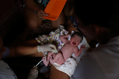 Raquel Quirino de Oliveira, bába tartja újszülött unokahúgát, Mavit Tefében, Brazíliában 2024. október 19-én