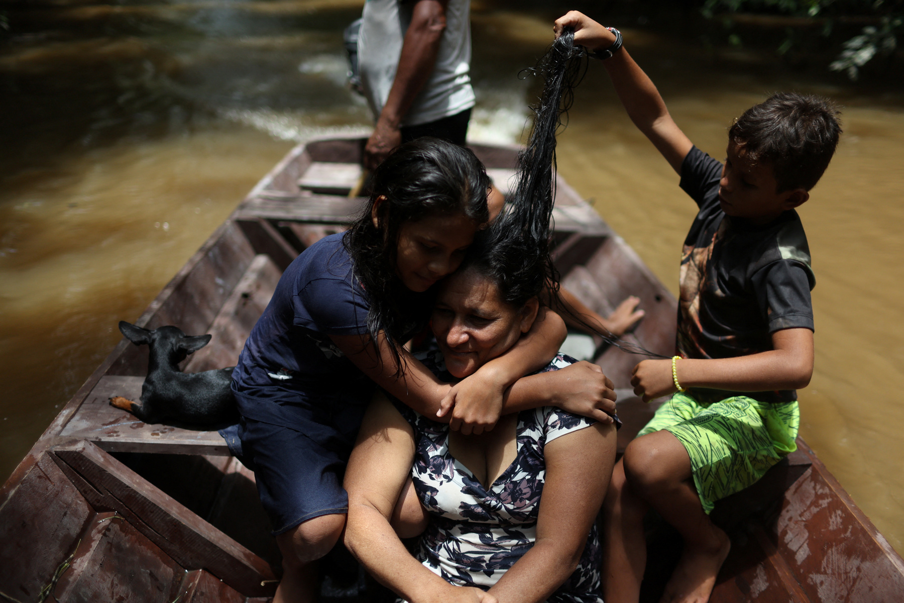 Raquel Quirino de Oliveira, bába tartja újszülött unokahúgát, Mavit Tefében, Brazíliában 2024. október 19-én